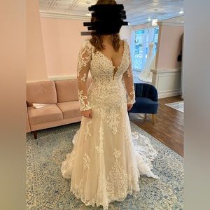 maggie sottero wedding dress Johanna size 10. Never Worn. Never Altered.